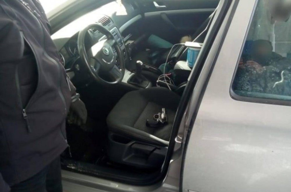 Un moldovean a încercat să treacă vama cu un revolver în torpedou